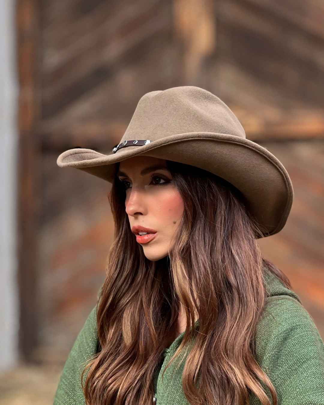 Perfil de mujer usando Sombrero Álamo beige de lana