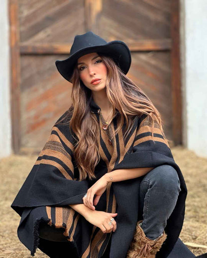 Mujer usando Sombrero Álamo negro de cuerpo completo