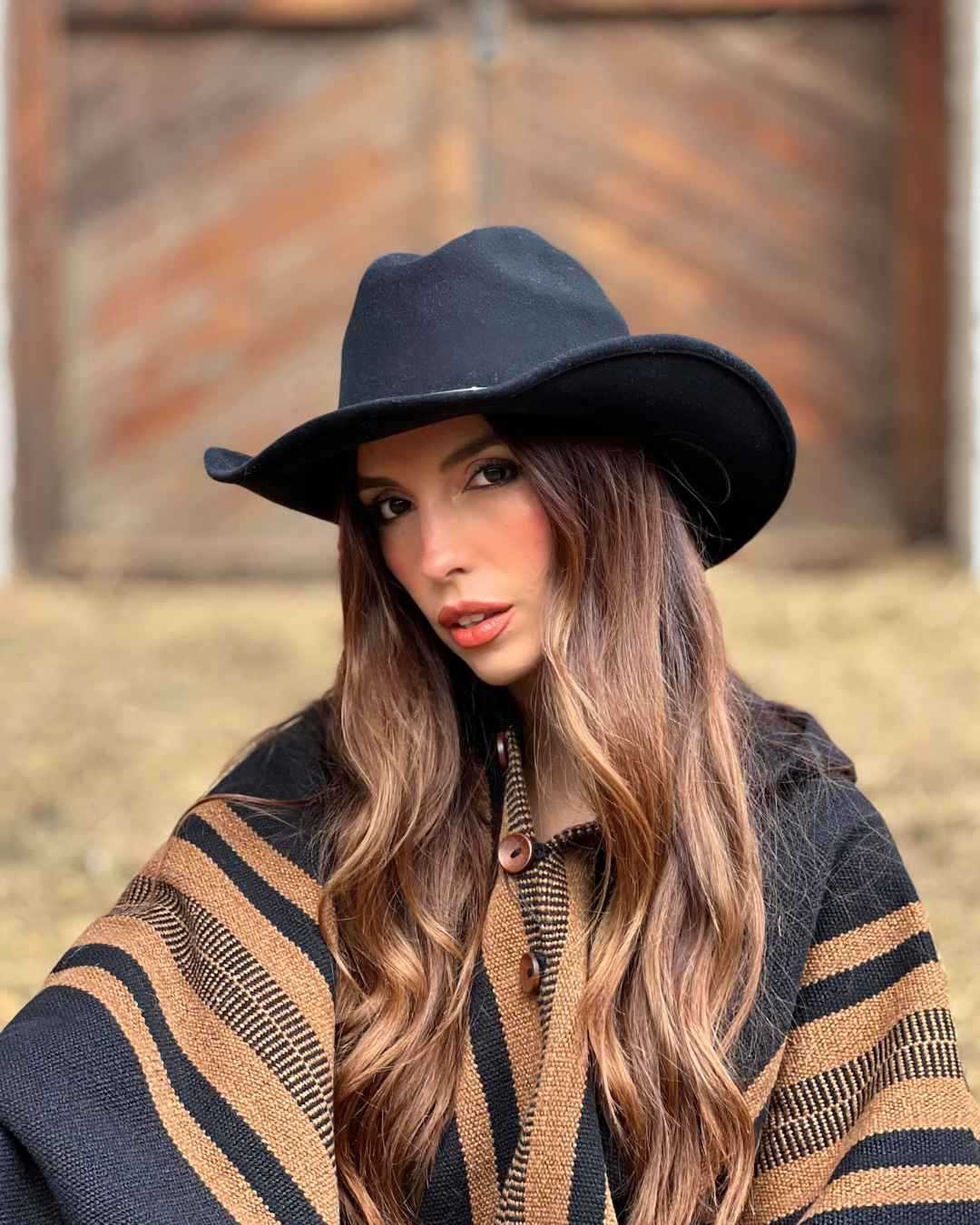 Mujer usando Sombrero Álamo negro de fieltro de lana