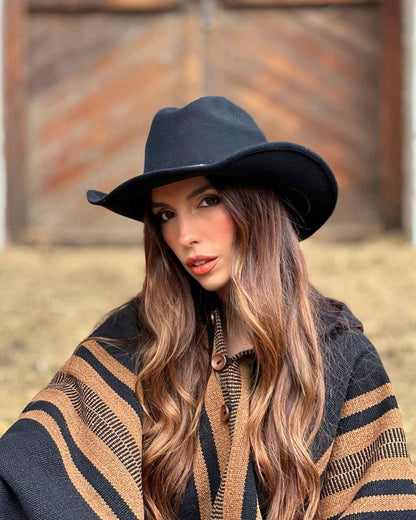 Mujer usando Sombrero Álamo negro de fieltro de lana
