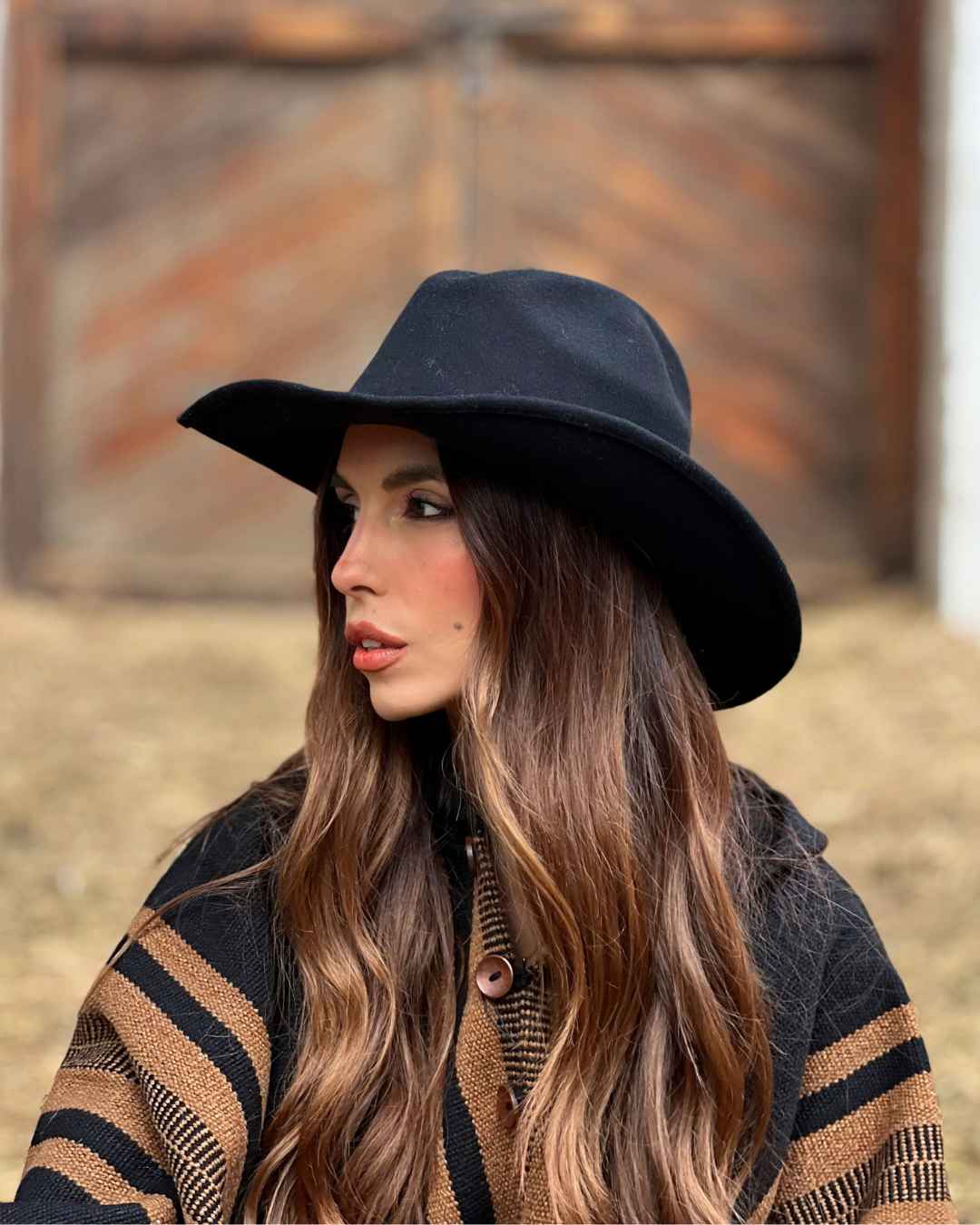 Perfil de mujer usando Sombrero Álamo negro