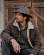 Sombrero australiano de cuero natural color café moro en modelo hombre, estilo outdoor.