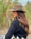 Retrato con Sombrero Clayton lana beige y ruana roja en exterior