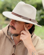 Sombrero Escapade de lana blanco en modelo hombre, diseño unisex con filtro UV80.
