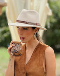 Sombrero Escapade blanco de fieltro 100% lana de oveja, impermeable y unisex.