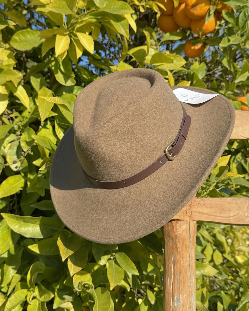 Sombrero beige de lana hecho a mano con filtro UV80