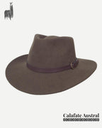 sombrero de fieltro Indiana color verde con ala media, copa marcada y cinta de cuero ajustable.