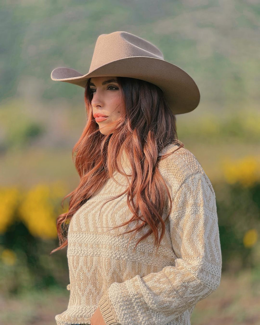 Sombrero Houston beige de lana con ala ancha en look femenino de invierno