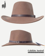 Sombrero Indiana de lana beige tostado visto desde el lateral y la parte trasera, con cinta de cuero y ala moldeada.