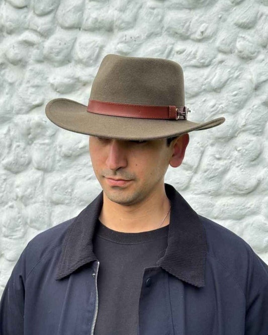Modelo usando sombrero de fieltro verde, impermeable de lana de oveja, chile  