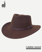Sombrero Indiana de lana color verde musgo, con ala media, copa marcada y cinta de cuero.