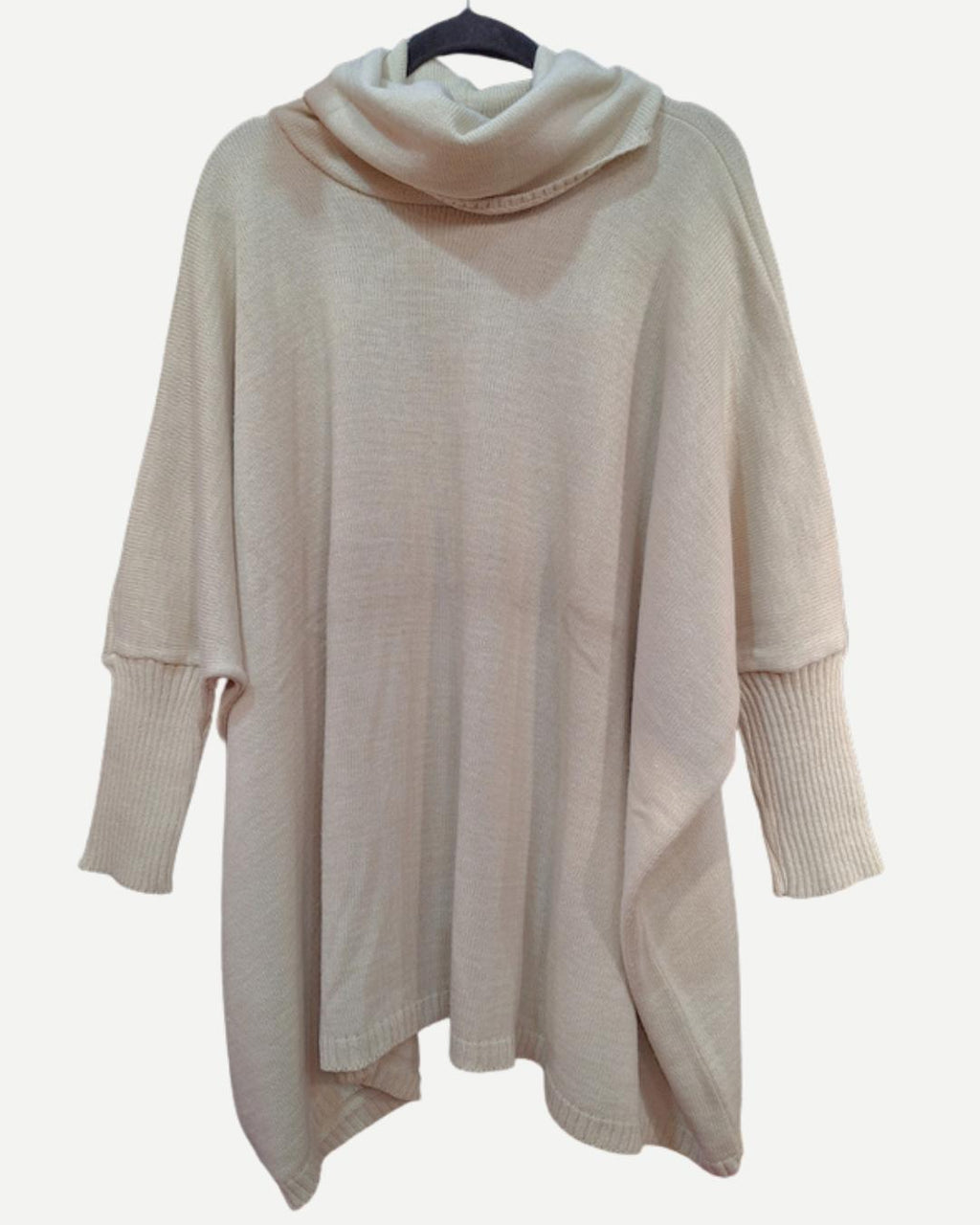 Vista frontal del Sweater Poncho Austral beige de algodón con cuello tortuga y mangas.